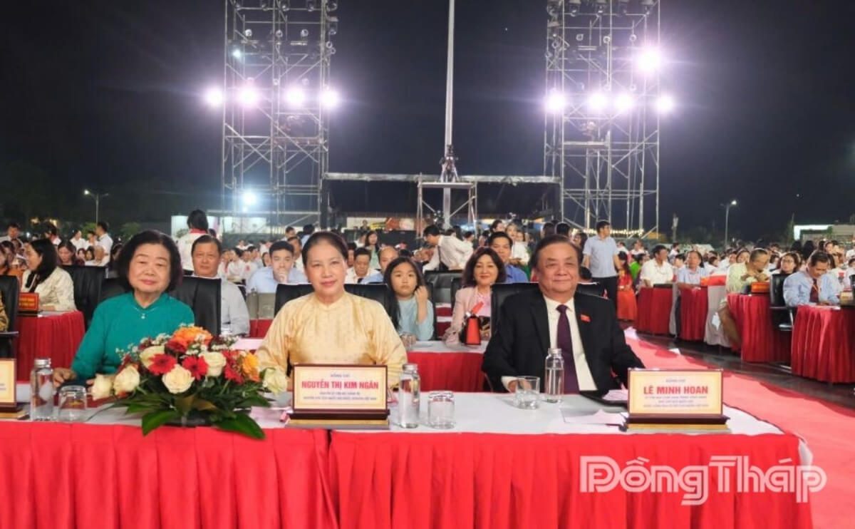 Tối 27/12/2025, Tại Quảng Trường Sa Đéc, Tỉnh Đồng Tháp Long Trọng Tổ Chức Lễ Khai Mạc Festival Hoa - Kiểng Sa Đéc Lần Thứ Ii Năm 2025 Với Chủ Đề “Sắc Hoa Ngày Mới”.